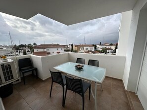 Outdoor dining - Lovely flat with communal swimming pool AV-89 (Roses)