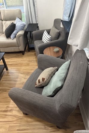 Smart TV, books - The Cat’s Meow, the ultimate 3-Bedroom cat-friendly getaway in Asheboro, NC! (Asheboro)