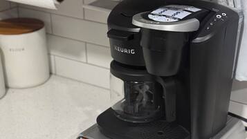 Een Keurig koffiezetapparaat met een peilhouderset op een keukentrap.
