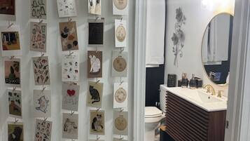 SĂšche-cheveux, serviettes fournies, savon, shampoing