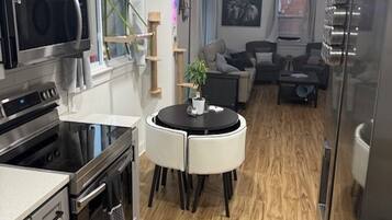 Frigorífico, microondas, horno y placa de cocina