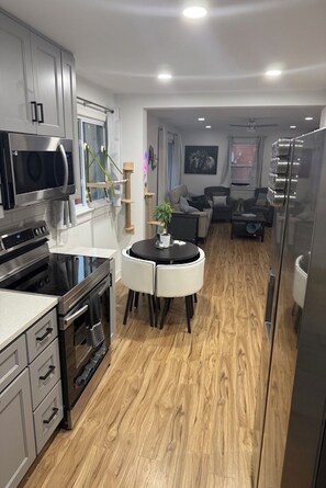 Fridge, microwave, oven, stovetop - The Cat’s Meow, the ultimate 3-Bedroom cat-friendly getaway in Asheboro, NC! (Asheboro)