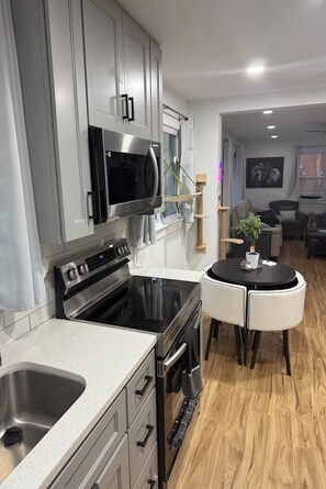 Fridge, microwave, oven, stovetop - The Cat’s Meow, the ultimate 3-Bedroom cat-friendly getaway in Asheboro, NC! (Asheboro)