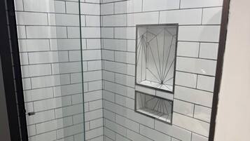 Haartrockner, Handtücher, Seife, Shampoo