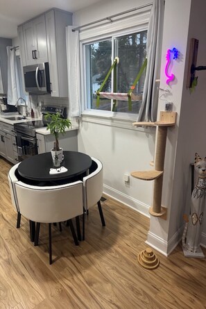 Fridge, microwave, oven, stovetop - The Cat’s Meow, the ultimate 3-Bedroom cat-friendly getaway in Asheboro, NC! (Asheboro)