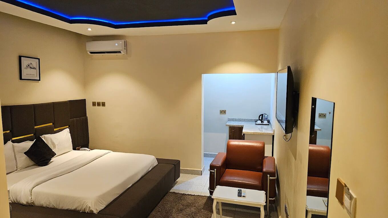 Rom – deluxe, balkong, byutsikt | Skrivebord, skrivebord for bærbar PC, blendingsgardiner og lydisolert