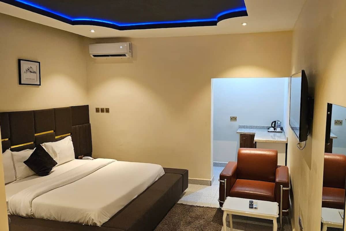 Kamar Deluks, balkon, pemandangan kota | Meja kerja, ruang kerja ramah laptop, dan tirai kedap cahaya