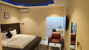 Rom – deluxe, balkong, byutsikt | Skrivebord, skrivebord for bærbar PC, blendingsgardiner og lydisolert