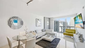 Een televisie en een kantoor