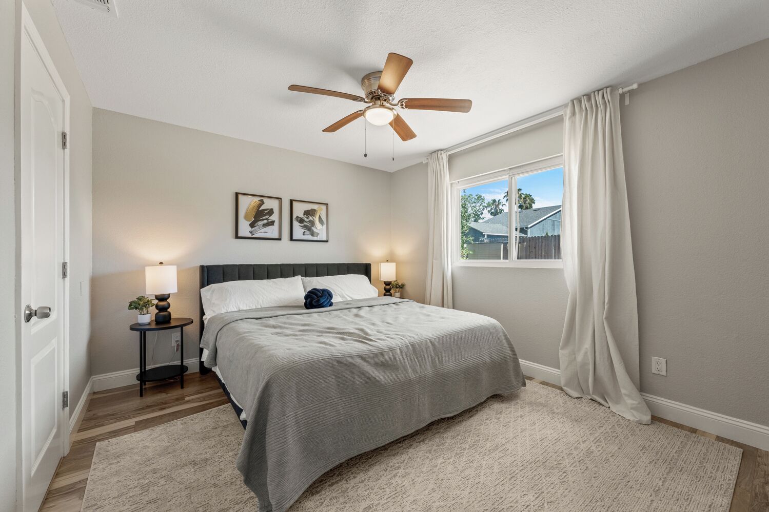 Een strijkplank/strijkijzer, wifi, beddengoed