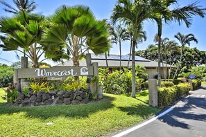 Property grounds - All New Remodel of A213 - king bed, AC, kayaks, beach gear, pickleball and more! (Kaunakakai)