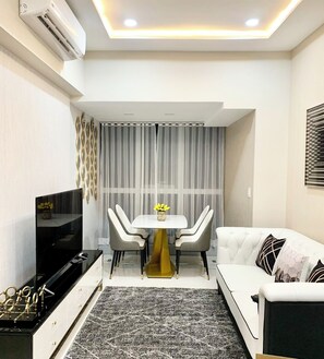 Living area - Cozy Apartment with Private Room in Vibrant Taguig (Taguig)