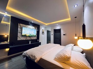 Apartamento econômico, sacada, vista para a cidade | Escrivaninha, espaço de trabalho para notebook, cortinas blackout