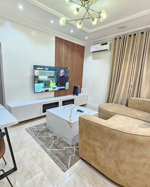 Apartamento econômico, sacada, vista para a cidade | Área de estar