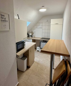 Réfrigérateur, four à micro-ondes, un four, surface de cuisson