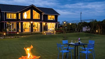 Family Villa, Hill View | Outdoor dining