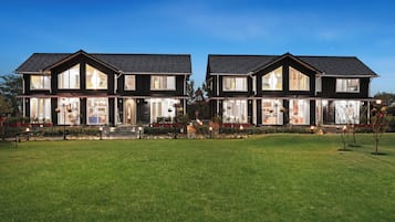 Family Villa, Hill View | Exterior