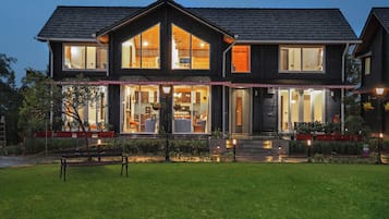 Family Villa, Hill View | Exterior