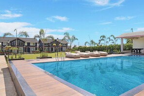 Hồ bơi ngoài trời