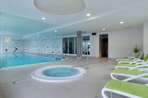 A swimming pool with a hot tub, lounge chairs, and a modern interior design. - Two-level Apartment in Center | Pool | Gym | Sauna (Gdańsk)