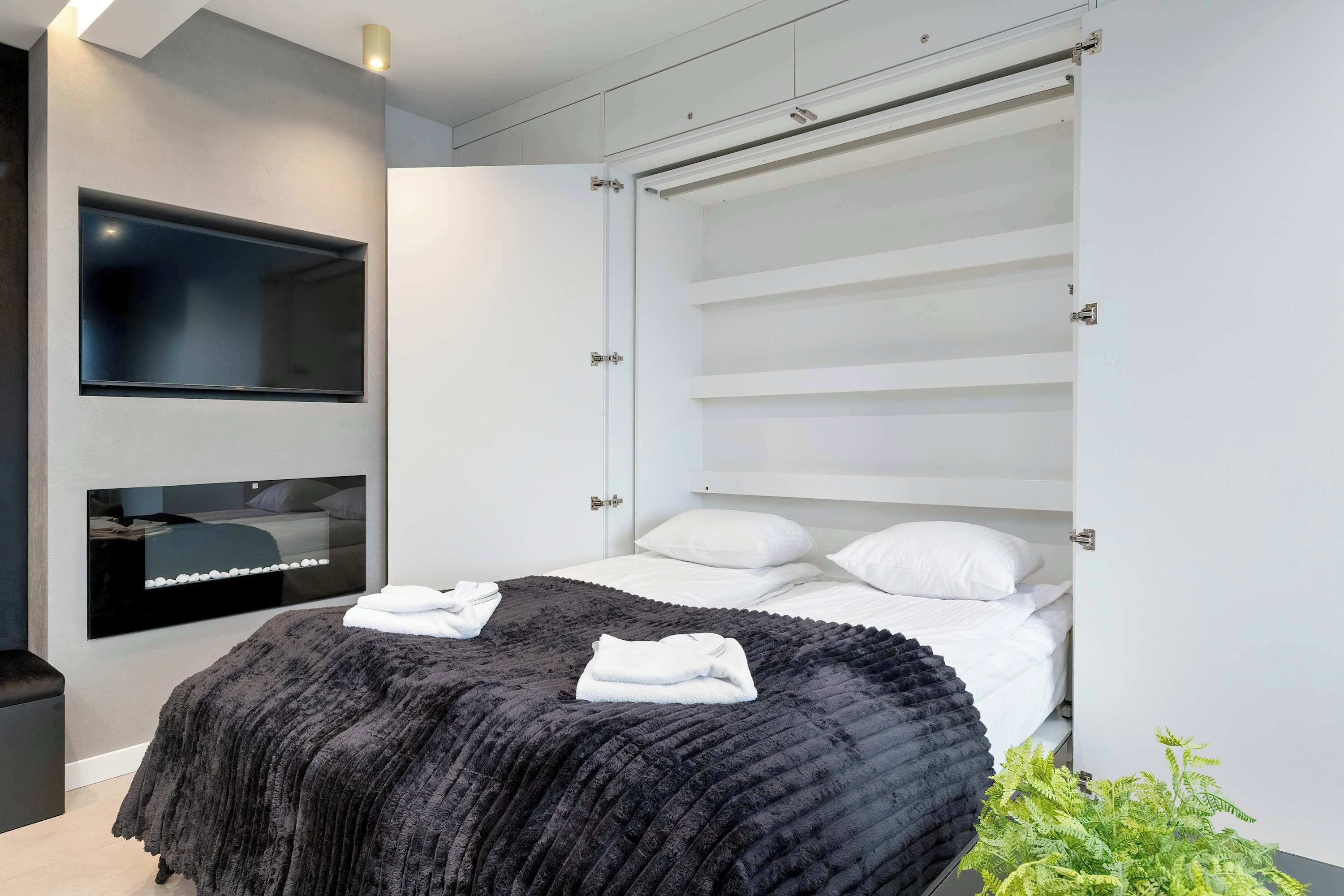 Schreibtisch, Bügeleisen/Bügelbrett, Reisekinderbett, WLAN