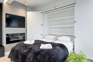 Schreibtisch, Bügeleisen/Bügelbrett, Reisekinderbett, WLAN