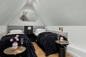 A modern bedroom with two beds, a large mirror, bedside tables, and a small table with a vase and glass. - Two-level Apartment in Center | Pool | Gym | Sauna (Gdańsk)