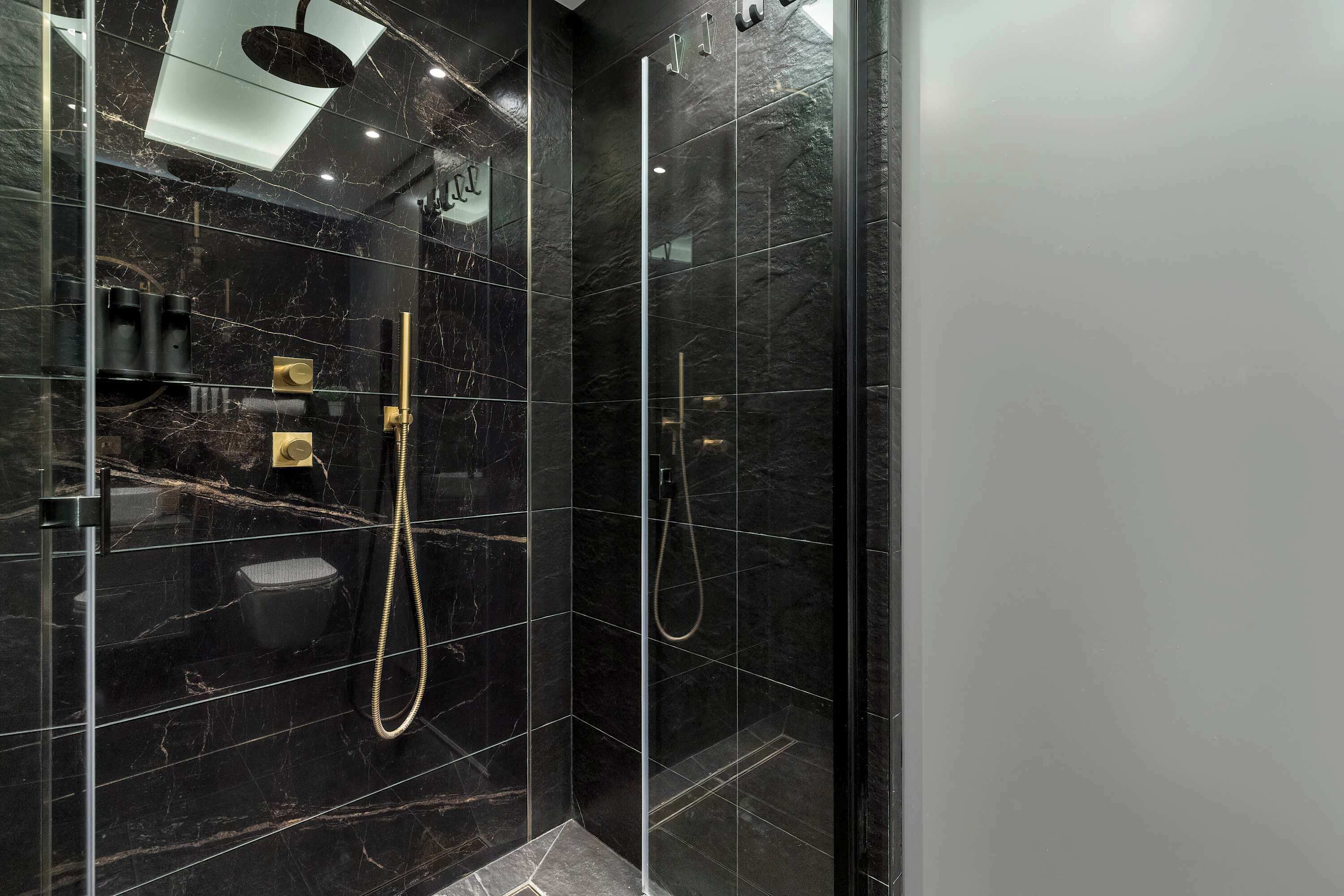 Dusche, Haartrockner, Handtücher