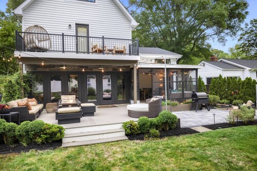 Brilliantly Updated Multi-Level Walkable to Navy Stadium & Close to Historic Downtown Annapolis