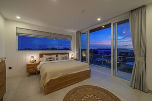 Safe på rommet, skrivebord og skrivebord for bærbar PC