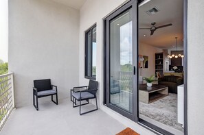 Terrace/patio - Modern condo in gated community. Steps to beach. (Nassau)