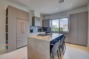 Private kitchen - Modern condo in gated community. Steps to beach. (Nassau)