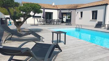 Een buitenzwembad en een verwarmd zwembad