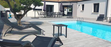 Alberca al aire libre y alberca climatizada