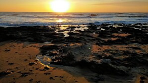 A rocky beach with the sun setting over the ocean. - Villa near Les Sables d'Olonne with private pool 15 minutes from the beaches! (Saint-Mathurin)