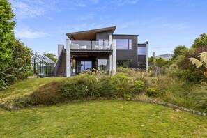 Exterior - Stunning Lakeview Home / Chef`s Kitchen / Hilltop (Taupō)