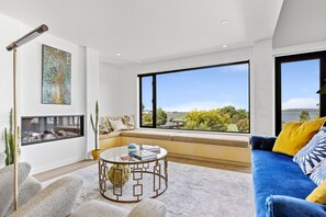 TV, fireplace, ping pong, books - Stunning Lakeview Home / Chef`s Kitchen / Hilltop (Taupō)