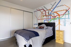 Bureau, fer et planche à repasser, lit parapluie, Wi-Fi