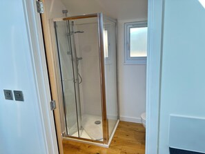 Shower, hair dryer, towels, toilet paper - Private Studio with parking near A14 (Burton Latimer)
