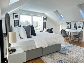 1 bedroom, WiFi, bed sheets - Private Studio with parking near A14 (Burton Latimer)