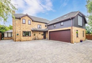 Exterior - Private Studio with parking near A14 (Burton Latimer)