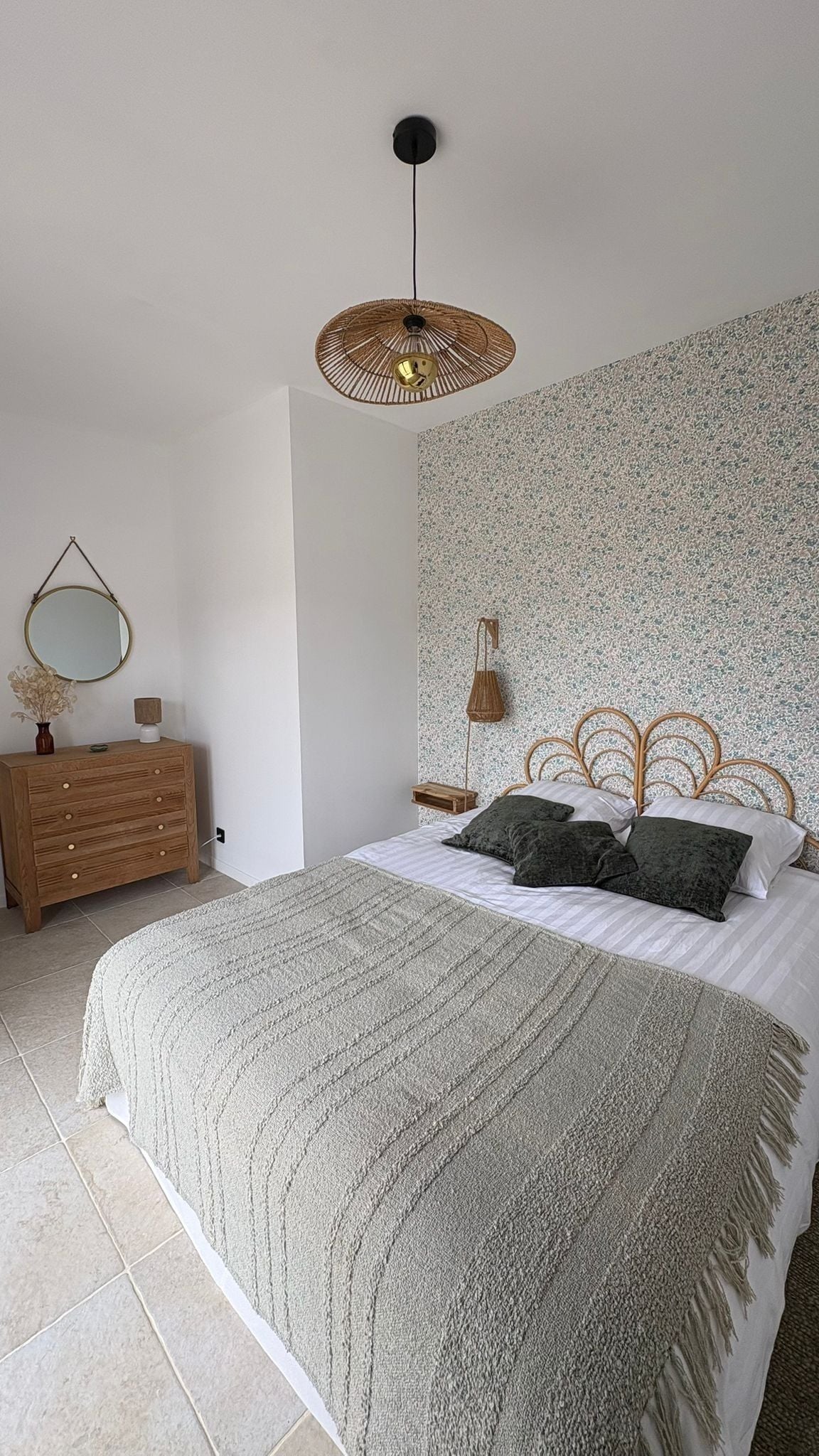 3 chambres, bureau, fer et planche à repasser, lit parapluie