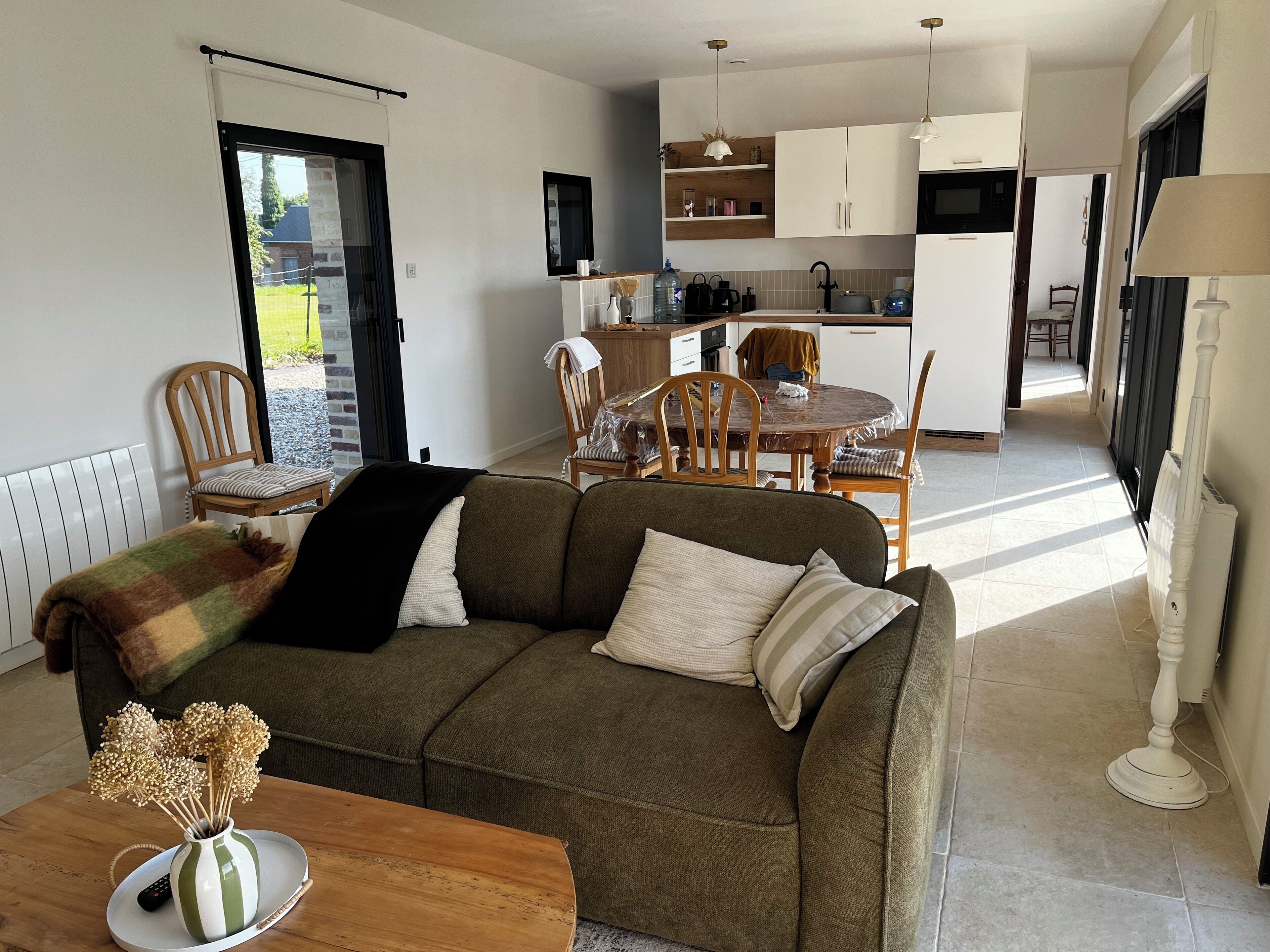 TV connectée, livres, chaîne hi-fi