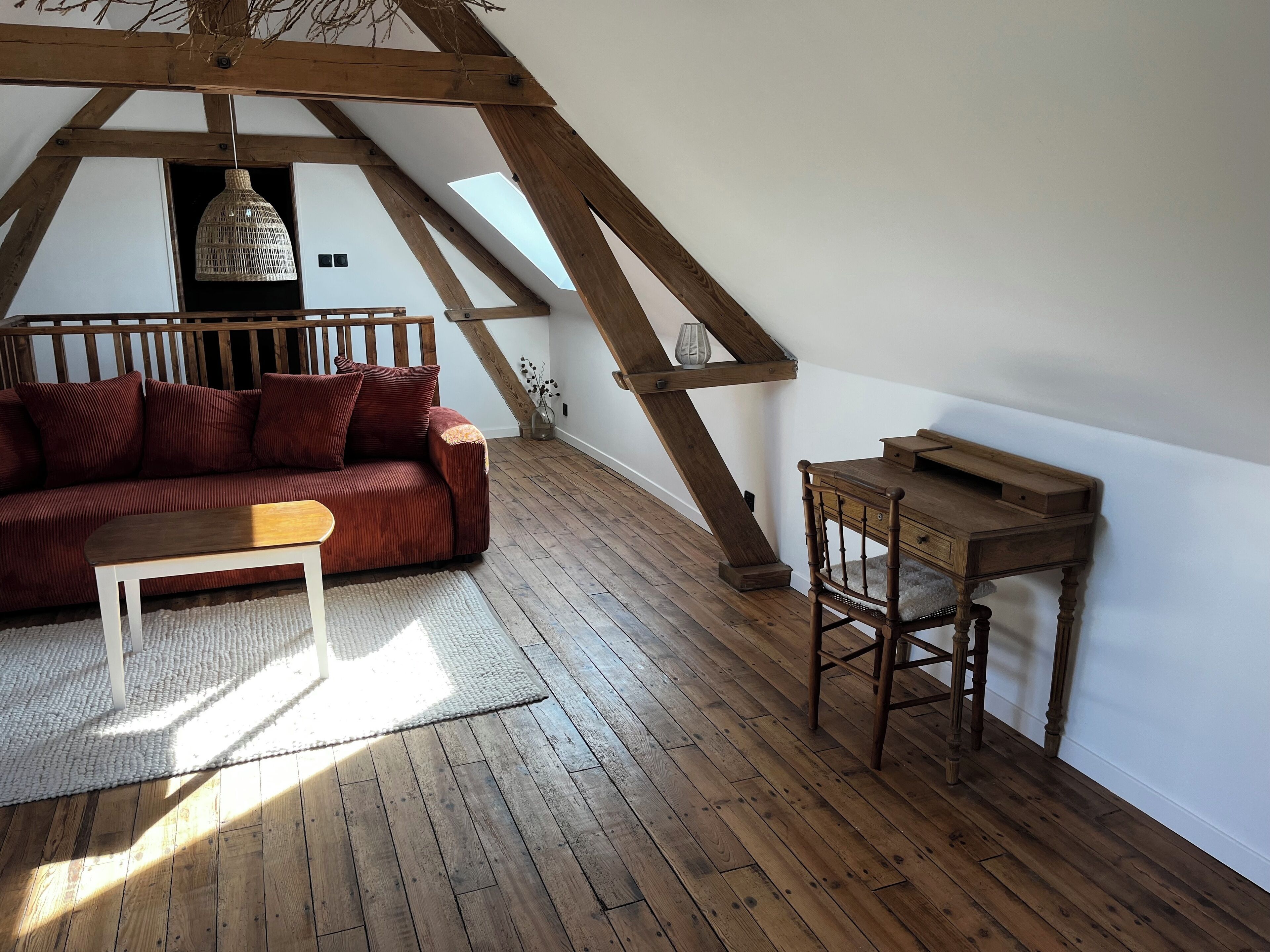 TV connectée, livres, chaîne hi-fi