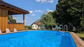 Außenpool (je nach Saison geöffnet), Liegestühle