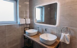 Family Suite, Garden View | Bathroom - Hiša na Ravnah (Brežice)