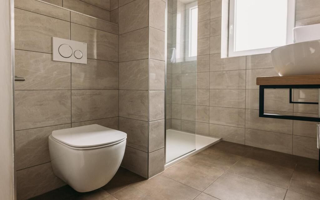 Familien-Suite, Gartenblick | Badezimmer | Dusche, Hydromassagedusche, kostenlose Toilettenartikel, Haartrockner