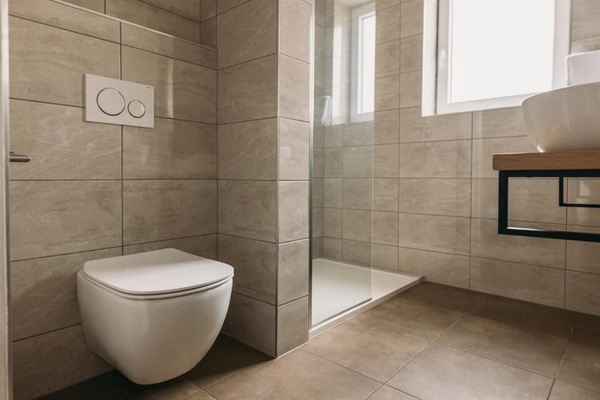 Familien-Suite, Gartenblick | Badezimmer | Dusche, Hydromassagedusche, kostenlose Toilettenartikel, Haartrockner