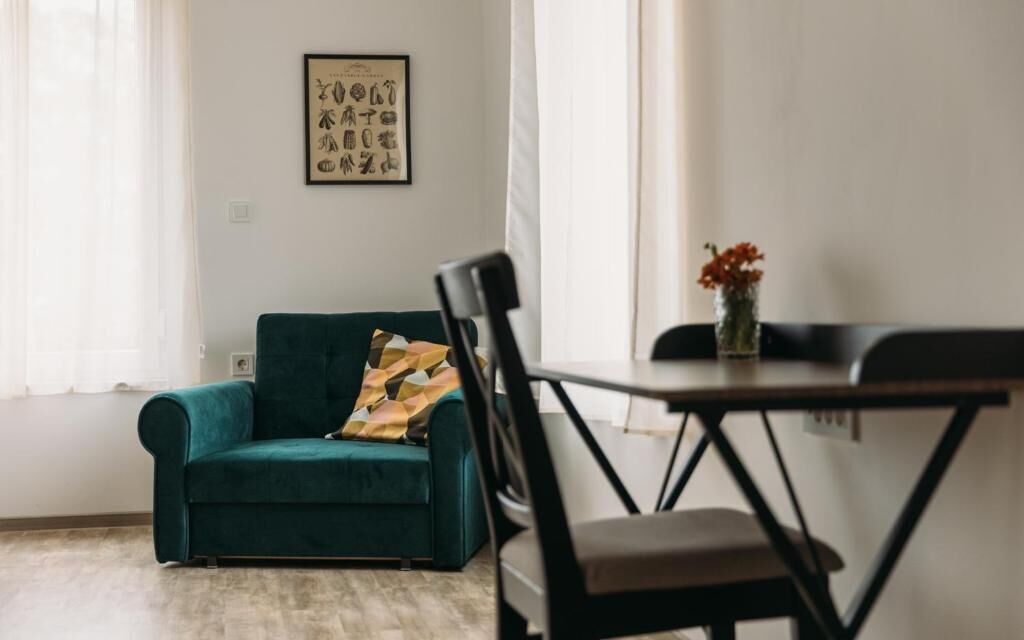 Chambre Confort double ou avec lits jumeaux, vue sur le jardin | Intérieur