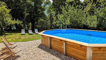 Sesongbasert utendørsbasseng og solsenger